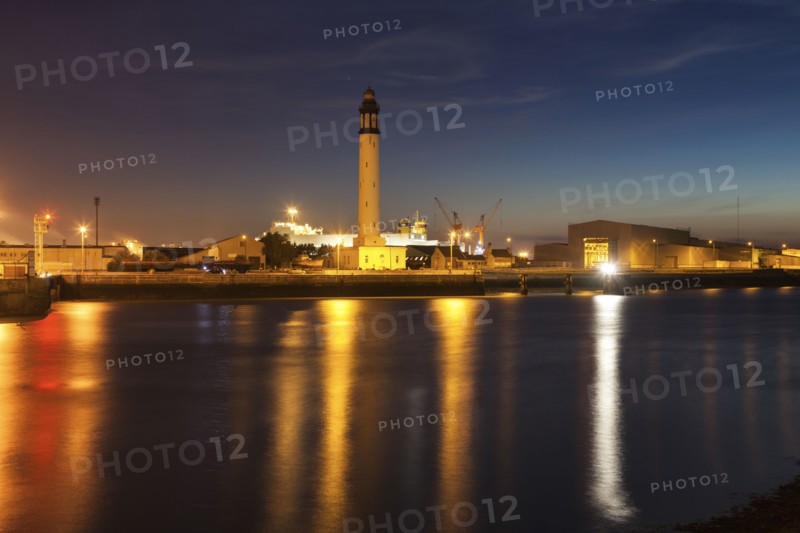 Dunkirk Lighthouse at night