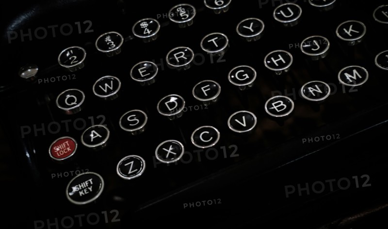 keys on typewriter