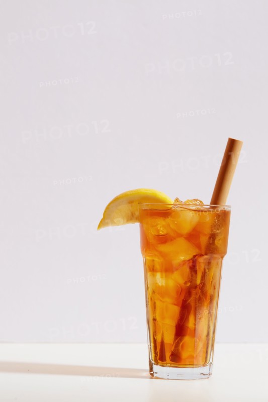 Iced tea in cup with sliced lemon