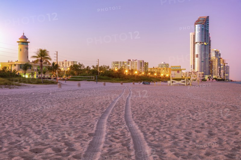 USA, Florida, Sunny Isles Beach, Illuminated buildings at beach