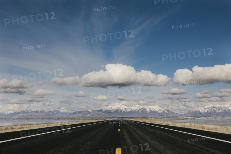 USA, Utah, Salt Lake City, Empty road leading towards mountains