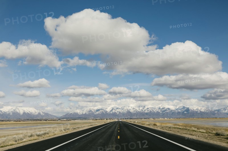 USA, Utah, Salt Lake City, Empty road leading towards mountains