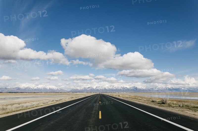 USA, Utah, Salt Lake City, Empty road leading towards mountains