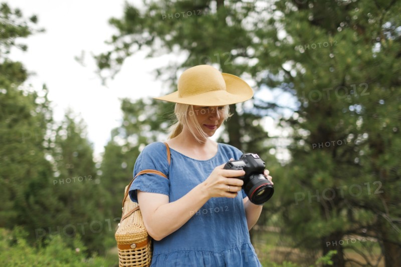 USA, Utah, Bryce Canyon, Woman holding digital camera in national park