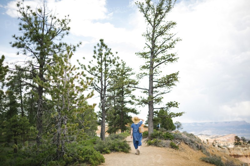 USA, Utah, Bryce Canyon, Woman walking along canyon