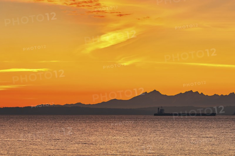 USA, Washington, Seattle, Sunset over seashore