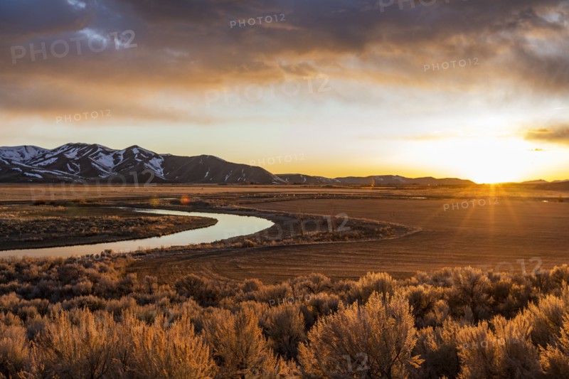 USA, Idaho, Picabo, Sunset over plain and mountain range