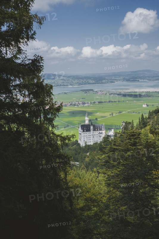 Germany, Schwangau, Neuschwanstein castle in landscape