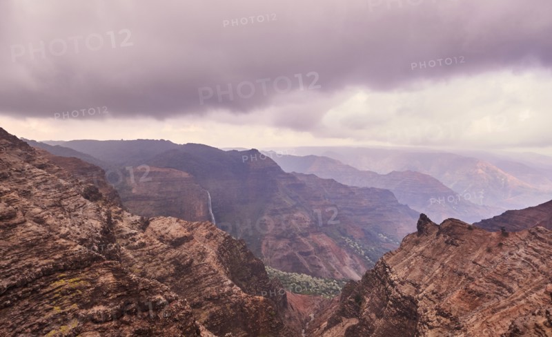 USA, Hawaii, Kauai, Na Pali, Waterfall in mountains