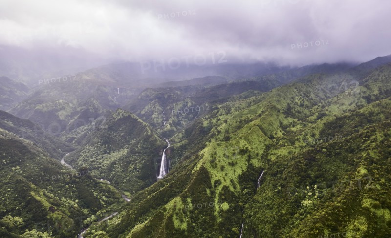 USA, Hawaii, Kauai, Na Pali, Waterfall in mountains