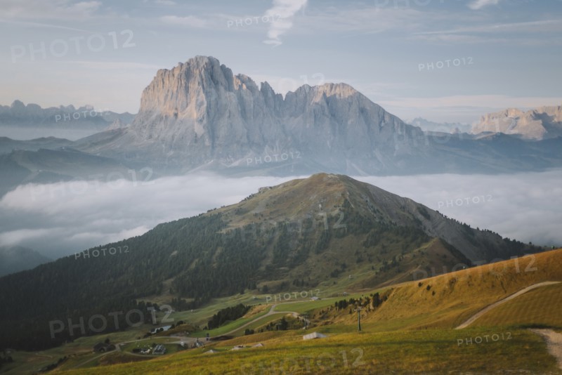 Italy, Dolomite Alps, Scenic view of Dolomites at sunrise