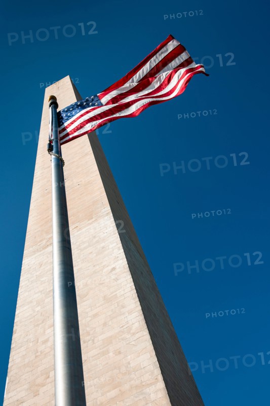 USA, Washington D.C., Washington monument and American flag