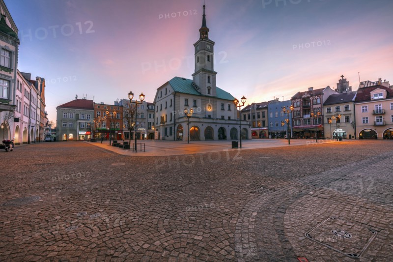 Poland, Silesia, Gliwice, Historic town square with town hall at dusk