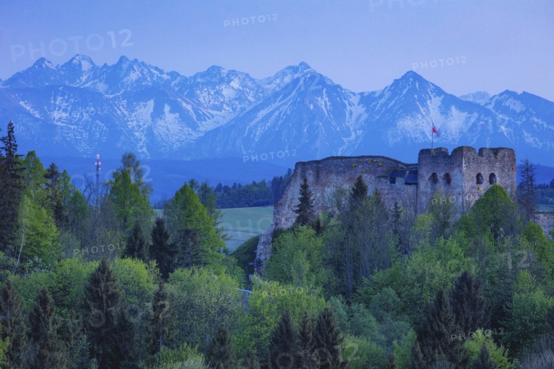Poland, Lesser Poland, Czorsztyn, Old castle ruins in mountains at Pieniny National Park