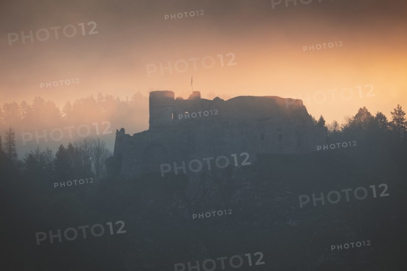 Poland, Lesser Poland, Czorsztyn, Silhouette of old castle ruins in forest at Pieniny National Park