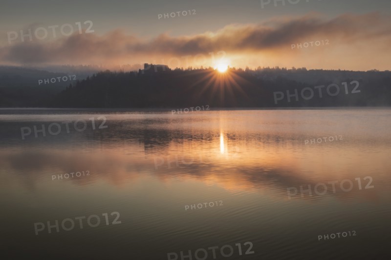 Poland, Lesser Poland, Czorsztyn, Old castle ruins by Czorsztyn Lake in Pieniny National Park at sunset