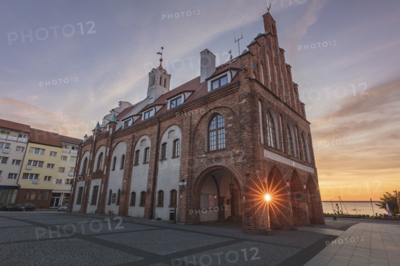 Poland, West Pomerania, Kamien Pomorski, Historic town hall at dusk