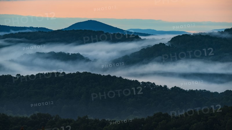 USA, Georgia, Blue Ridge Mountains covered with fog at sunrise