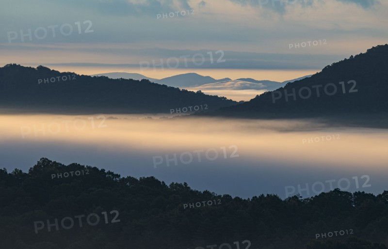 USA, Georgia, Blue Ridge Mountains covered with fog at sunrise