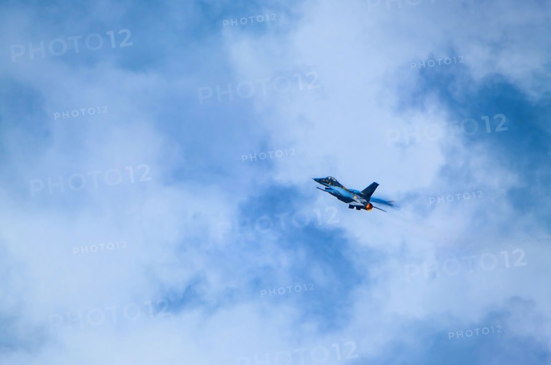 F-16 Fighting Falcon flying against sky
