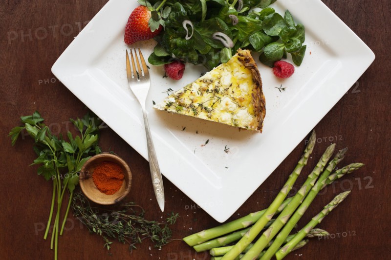 Quiche with spinach and strawberry salad