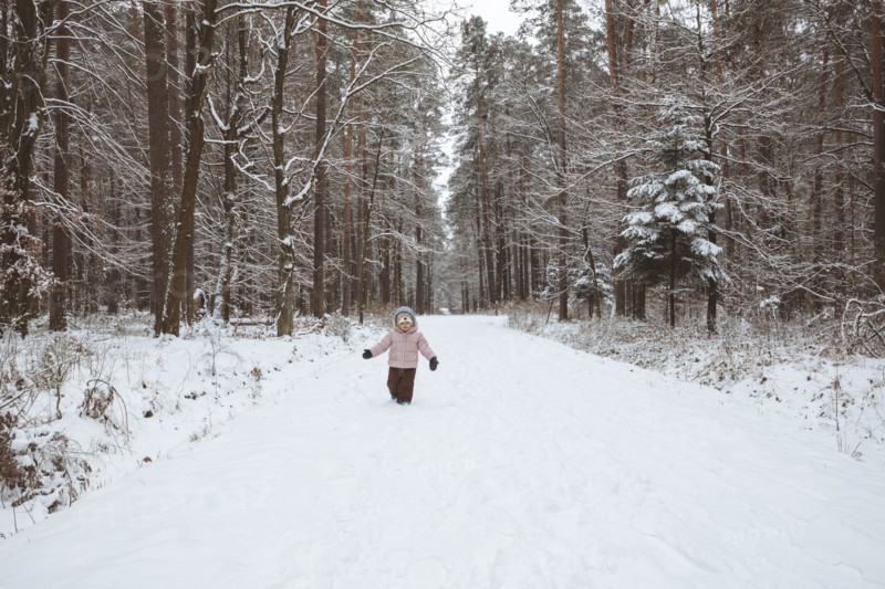 , Poland, Subcarpathia, Girl having fun in winter