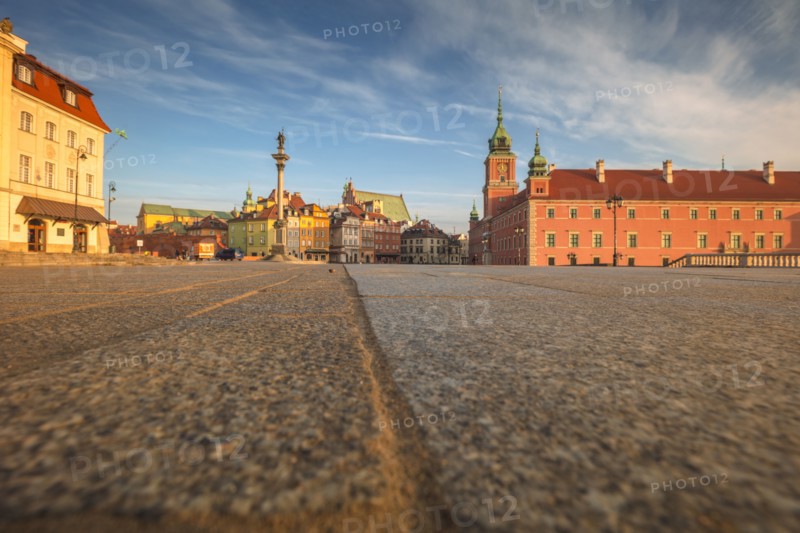 Poland, Masovia, Warsaw, Royal castle and monument column at historical town square