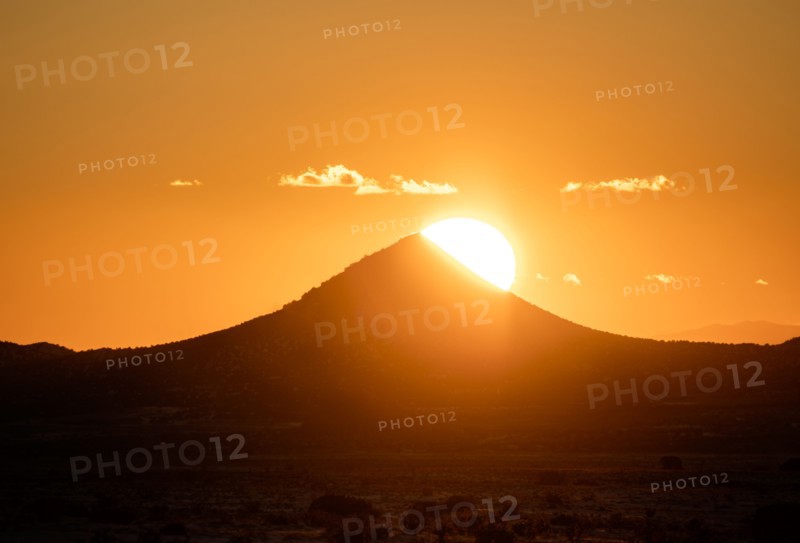 Usa, New Mexico, Santa Fe, El Dorado, Sun setting over hills