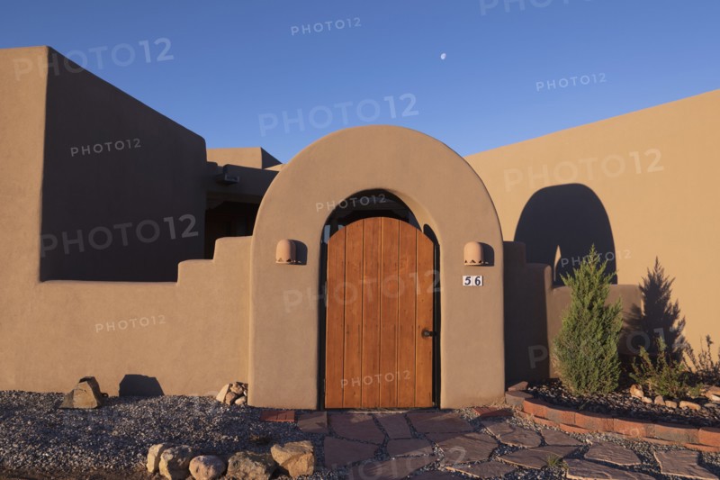 Usa, New Mexico, Santa Fe, Entrance to Adobe style house