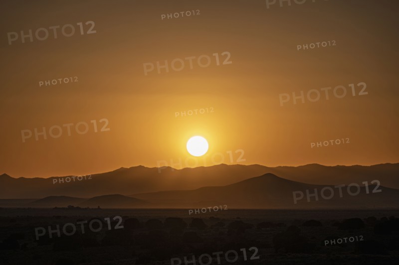 Usa, New Mexico, Santa Fe, El Dorado, Sun setting over desert landscape