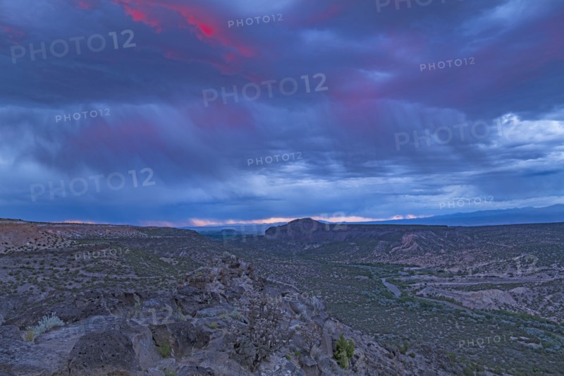 Usa, New Mexico, White Rock, Storm clouds gathering over White Rock Overlook