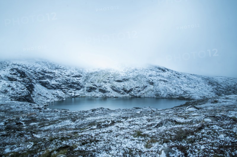 Australia, New South Wales, Mountain lake at Charlotte Pass in Kosciuszko National Park