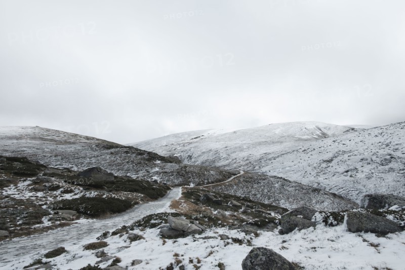 Australia, New South Wales, Snowy trail in mountains at Charlotte Pass in Kosciuszko National Park