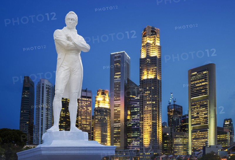 Statue and Singapore city skyline at night