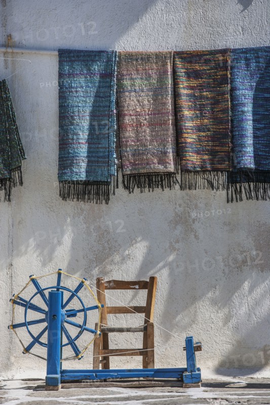 Weaving loom and traditional fabric