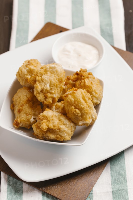 Chicken nuggets and dipping sauce