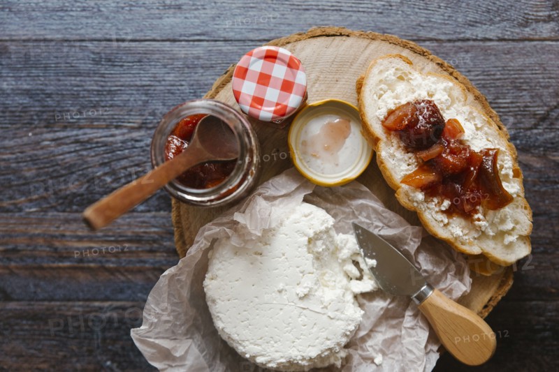 Preserves and cheese on bread
