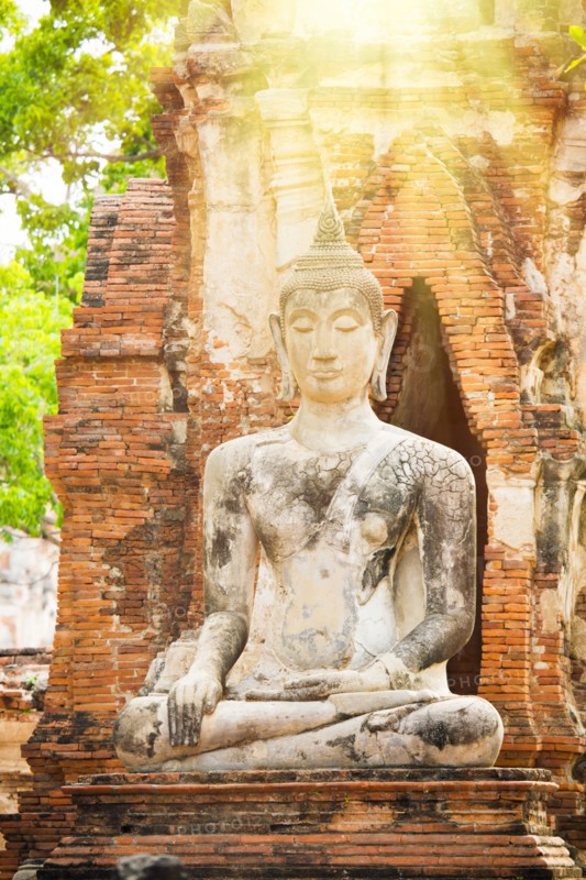 Sunbeams on Buddha statue
