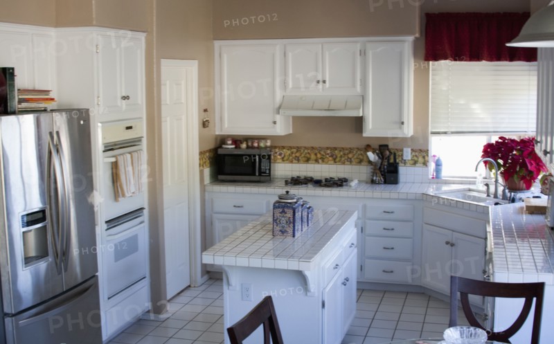 Average white kitchen