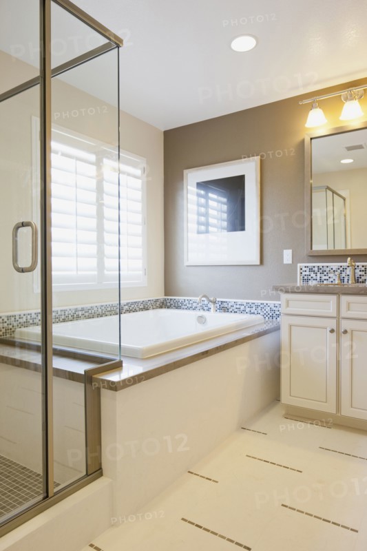 Bathtub in master bathroom