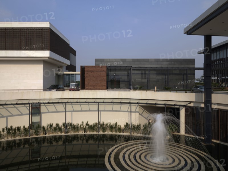 Contemporary circular water fountain