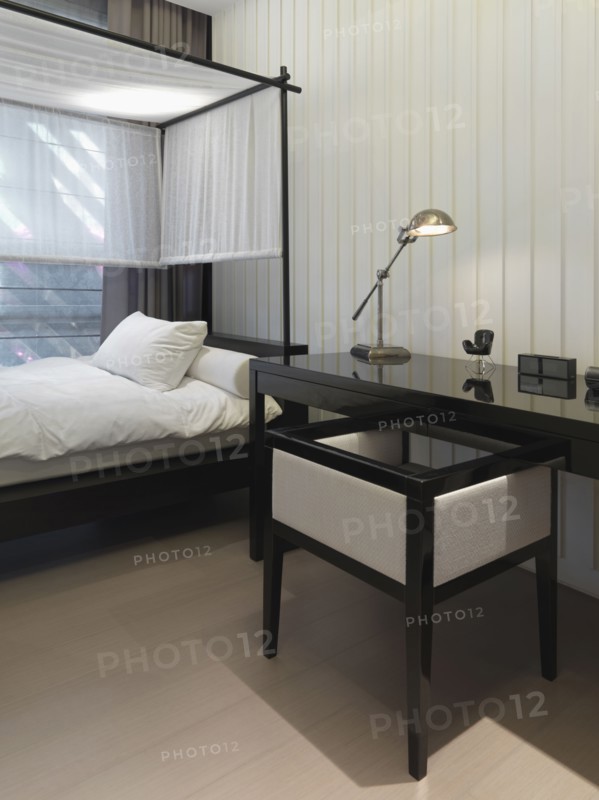 Detail small desk and daybed