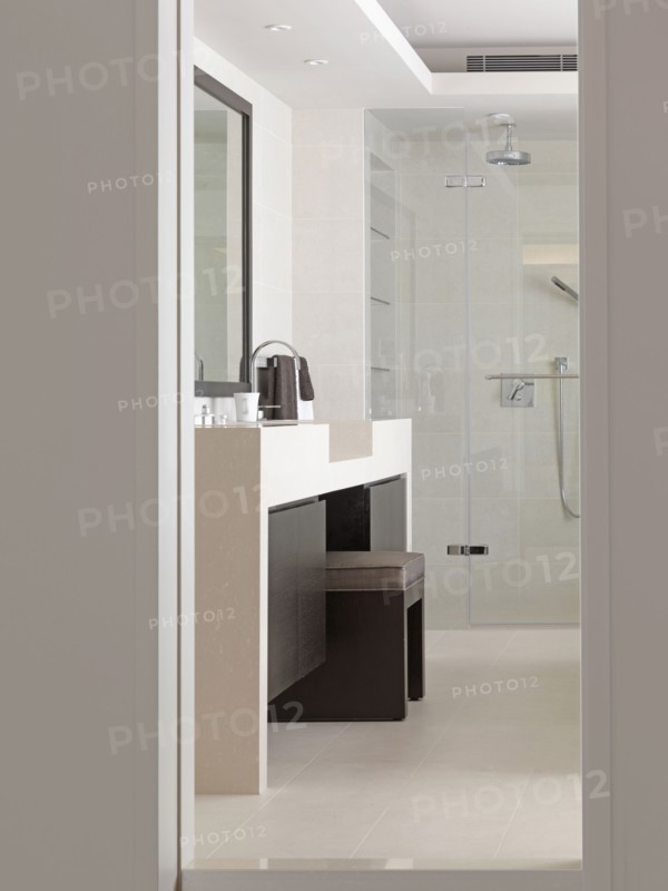 Vanity between sinks in modern bathroom