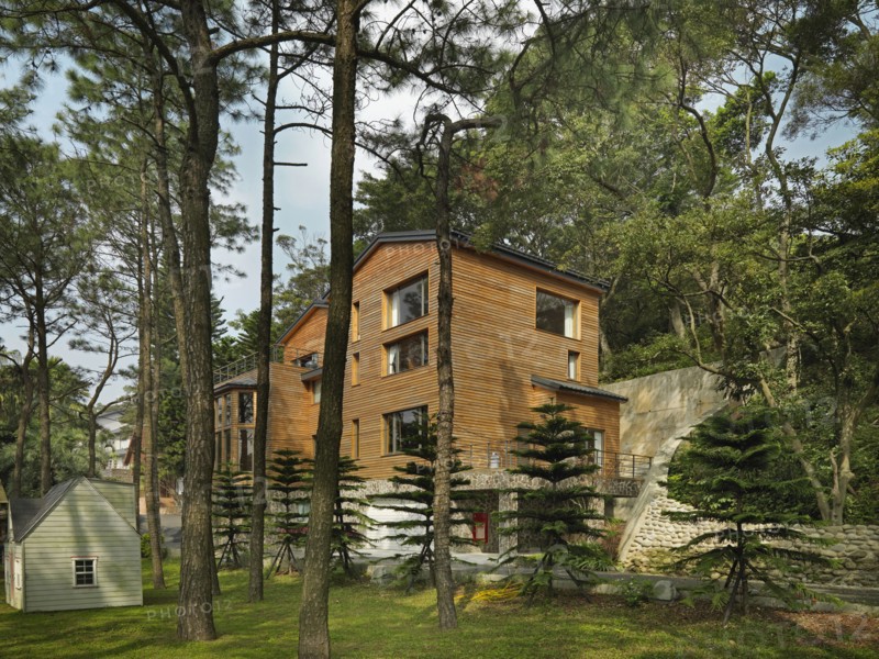 Exterior view of cabin and backyard