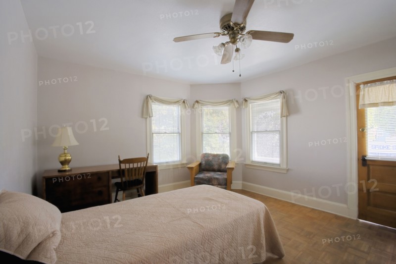 Small bedroom with a desk