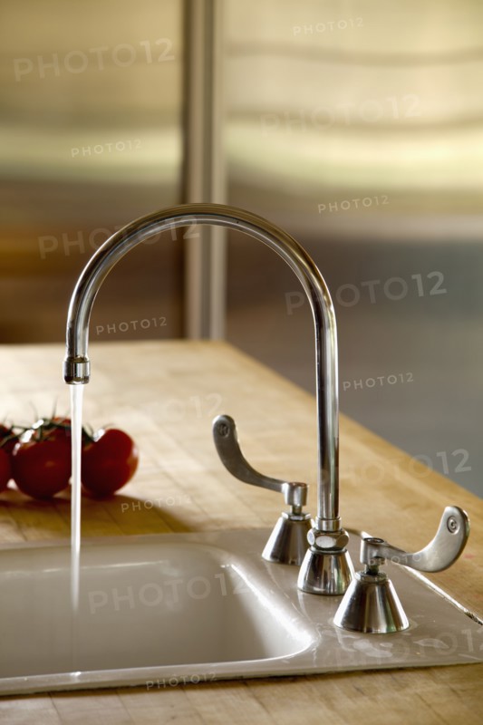 Gooseneck faucet with running water