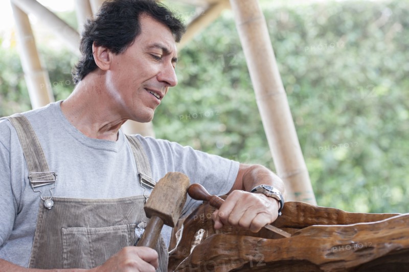 Colombian sculptor working on wood