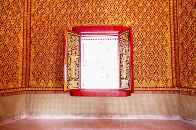 Ornate wall and window in Wat Chayamangkalaram temple