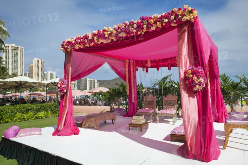 Pink decorations at Hindi wedding