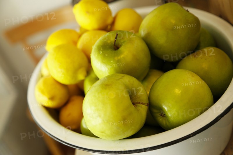 Bowl of apples and lemons